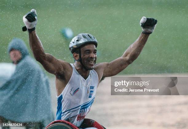 Claude Issorat, de France, a remporté la médaille d'or de la course olympique 1500m en fauteuil roulant aux Jeux Olympiques de Atlanta.