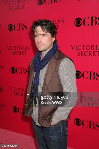 Matthew Settle arrives at the Victoria's Secret 2009 show runway at the 69th Regiment Armory.