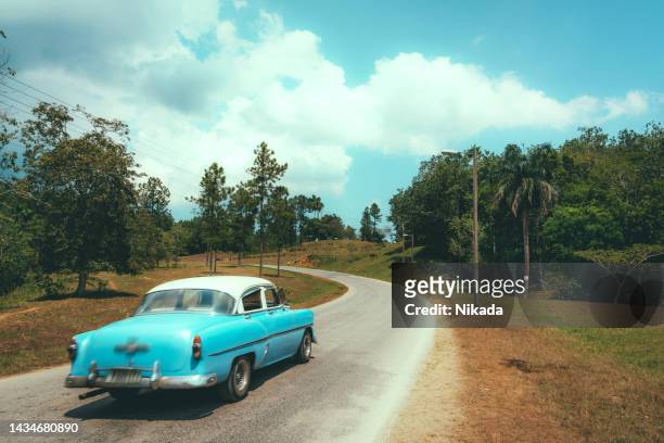 coche de época conduciendo por camino rural, cuba - viñales cuba fotografías e imágenes de stock
