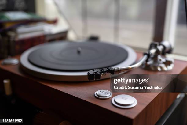 a senior man enjoying analog records in his study. - tocadiscos fotografías e imágenes de stock