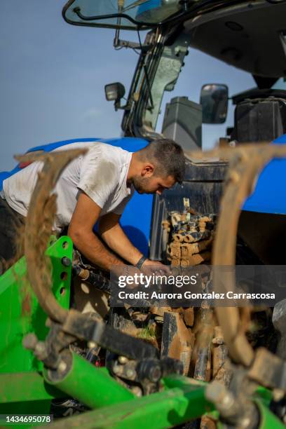 Tractor Engineer Mechanic Working On Tractor Photos and Premium High Res Pictures ...