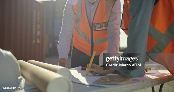 Contractor Loading 365 Contractor Loading Truck Stock Photos, High-Res Pictures, and ...