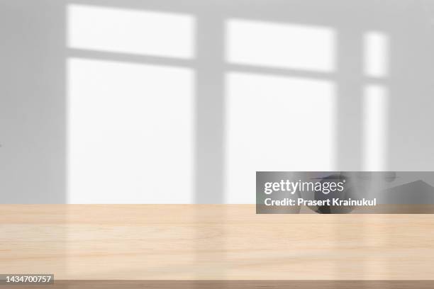 shadow on a white concrete walls on table - food white background foto e immagini stock