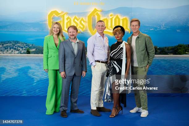 Actors Kate Hudson, director Rian Johnson, Daniel Craig, Janelle Monae and Edward Norton attend "Puñales Por La Espalda: El Misterio De Glass Onion"...