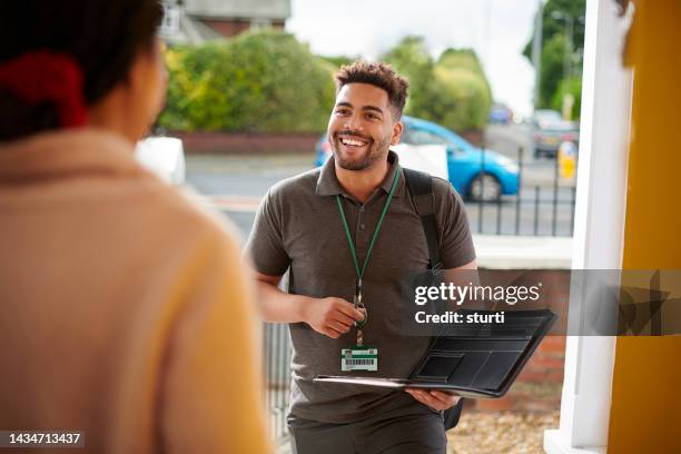 oficial de vivienda - vendedor de puerta en puerta fotografías e imágenes de stock