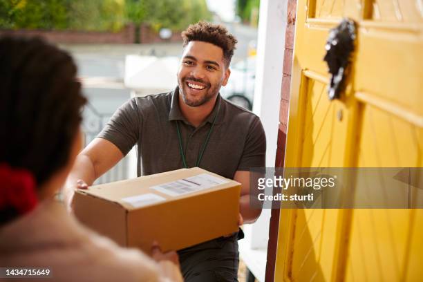 parcel delivery for senior - entregar imagens e fotografias de stock