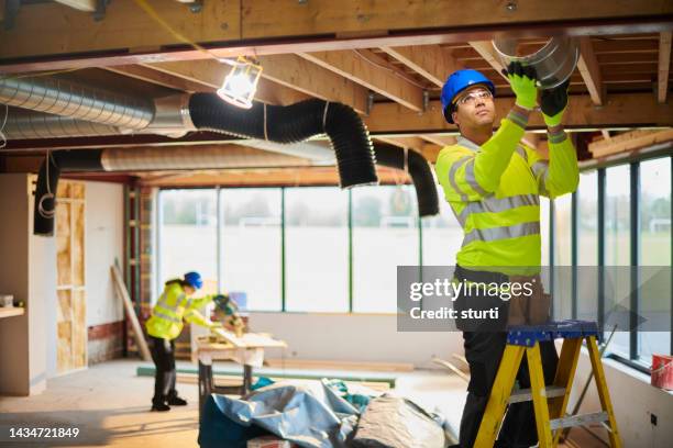 instalador de aire acondicionado - conducto-de-aire fotografías e imágenes de stock