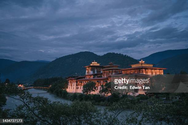 punakha dzong in late evening - bhutan imagens e fotografias de stock