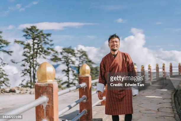 ドチュラ峠の伝統衣装を着たブータン人男性の肖像画 - 民族衣装 ストックフォトと画像
