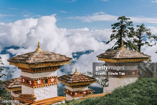 dochula pass , bhoutan - bhoutan photos et images de collection