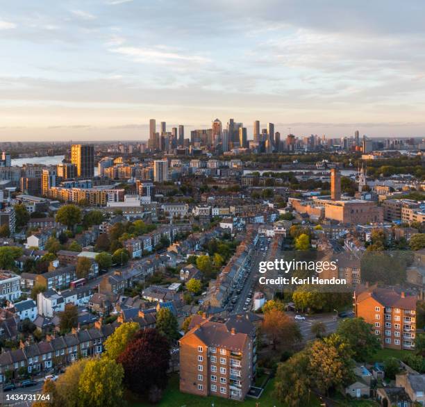 an elevated view of the london skyline - isle of dogs stock-fotos und bilder