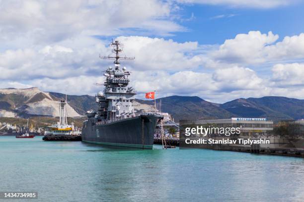port of novorossiysk, on the embankment of the military cruiser mikhail kutuzov. since 2002, it has been a museum ship moored for eternal parking in the port of the city of novorossiysk. - rusty anchor stock pictures, royalty-free photos & images