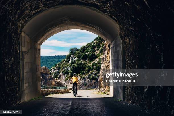 female cyclist near belvedere des glacieres on the route des cretes, verdon gorge, provence, france - alpes de haute provence stockfoto's en -beelden