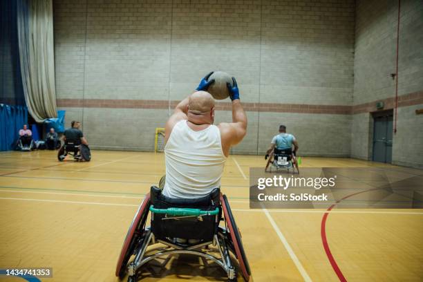 verteidigung des teams - wheelchair rugby stock-fotos und bilder