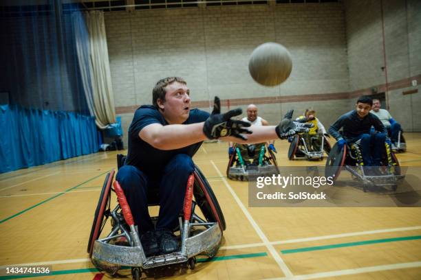 inseguire la palla - wheelchair rugby foto e immagini stock