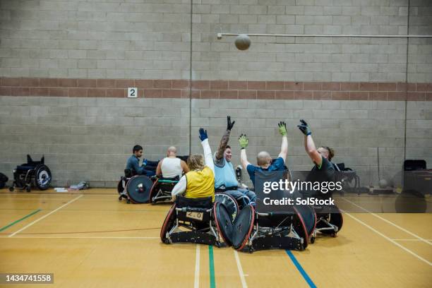 team anfeuern - wheelchair rugby stock-fotos und bilder