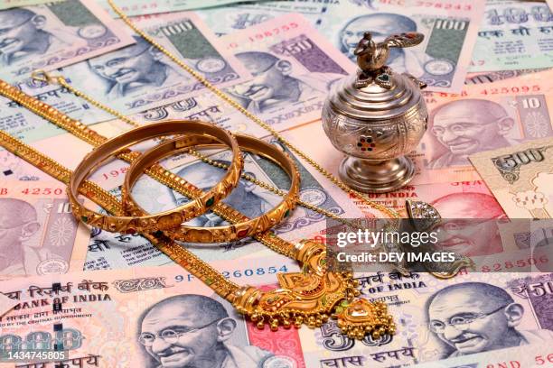 gold ornaments on indian currency notes - indian jewellery stock pictures, royalty-free photos & images