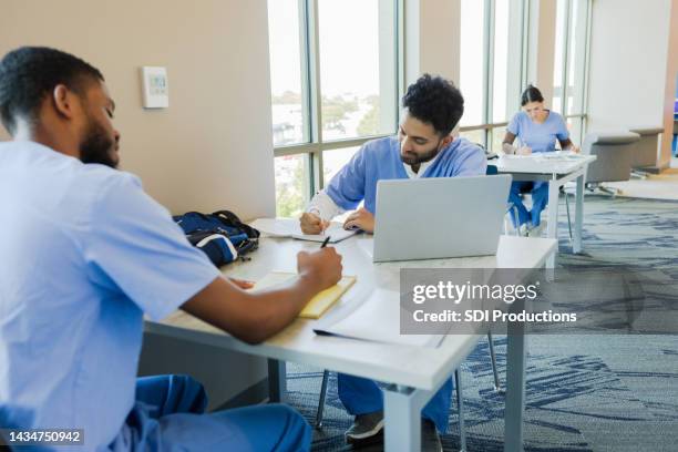 gli amici si siedono insieme e studiano - studente di medicina foto e immagini stock