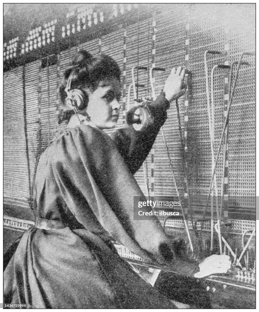 Immagine antica: centralinista telefonico