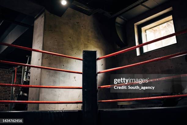 ring di boxe in palestra vuota - empty boxing ring foto e immagini stock