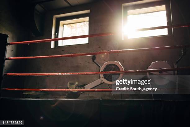 ring di boxe in palestra vuota - empty boxing ring foto e immagini stock