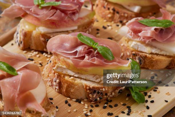 manzana y brie crostini con jamón - cold cuts fotografías e imágenes de stock