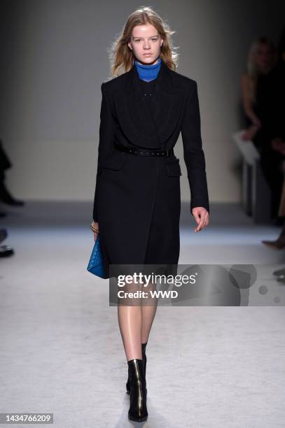 Model on the runway at Roland Mouret's fall 2015 show at The Westin Paris - Vendôme.