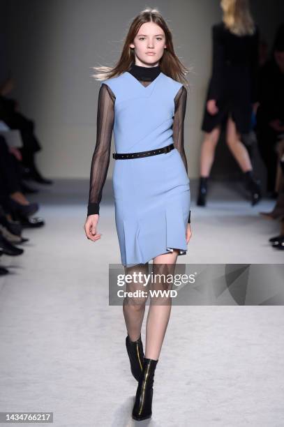 Model on the runway at Roland Mouret\'s fall 2015 show at The Westin Paris - Vendôme.