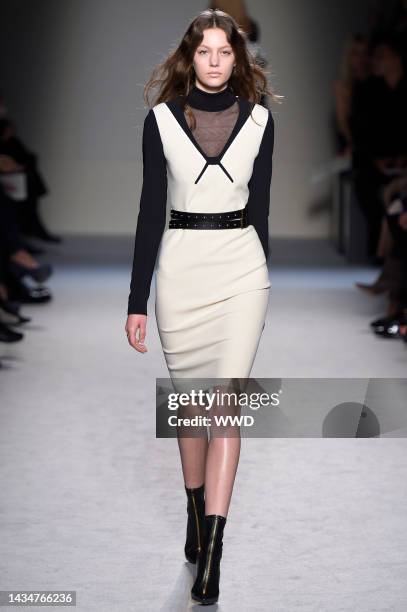 Model on the runway at Roland Mouret's fall 2015 show at The Westin Paris - Vendôme.