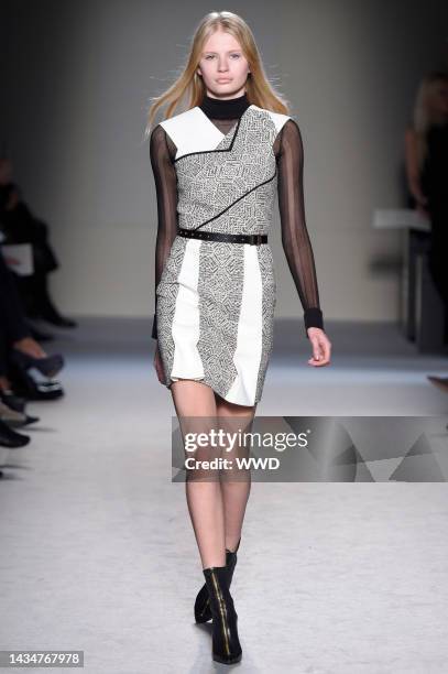 Model on the runway at Roland Mouret\'s fall 2015 show at The Westin Paris - Vendôme.