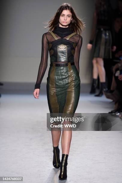 Model on the runway at Roland Mouret's fall 2015 show at The Westin Paris - Vendôme.