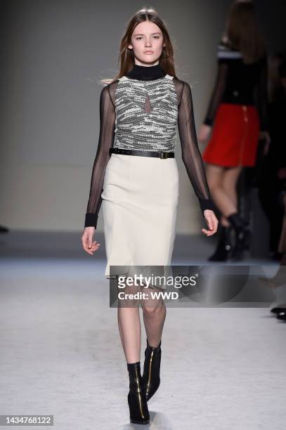 Model on the runway at Roland Mouret\'s fall 2015 show at The Westin Paris - Vendôme.