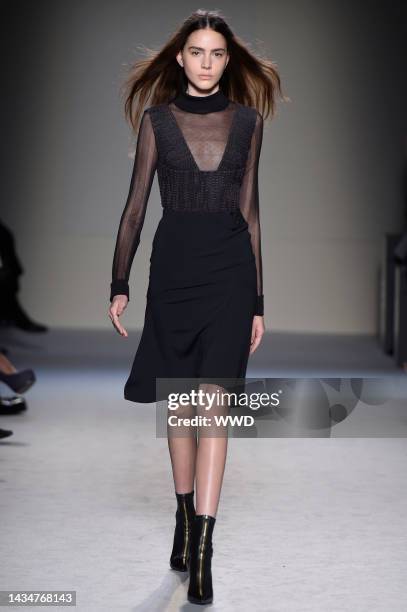 Model on the runway at Roland Mouret\'s fall 2015 show at The Westin Paris - Vendôme.