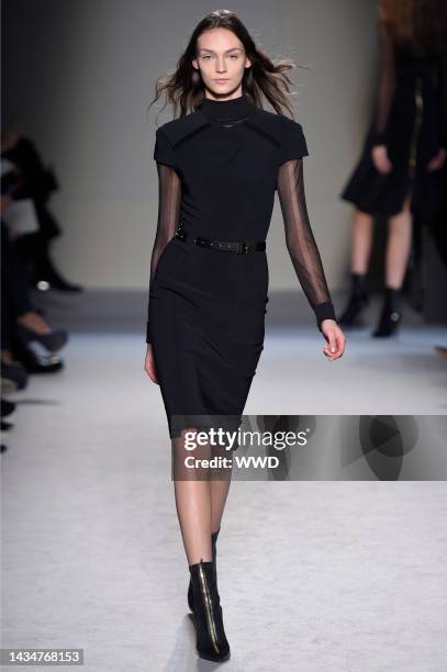 Model on the runway at Roland Mouret's fall 2015 show at The Westin Paris - Vendôme.