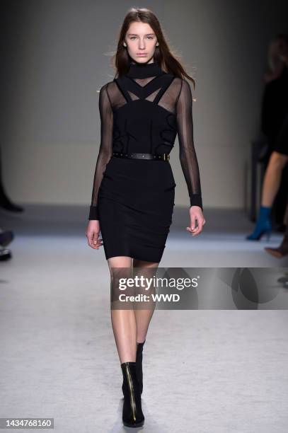 Model on the runway at Roland Mouret\'s fall 2015 show at The Westin Paris - Vendôme.