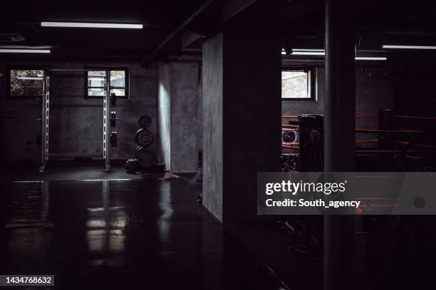 palestra vuota buia - empty boxing ring foto e immagini stock