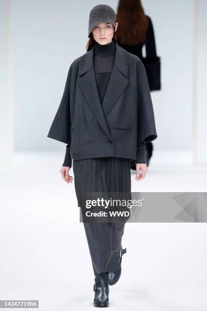 Model on the runway at Chalayan fall 2015 show at École nationale supérieure des Beaux-Arts.