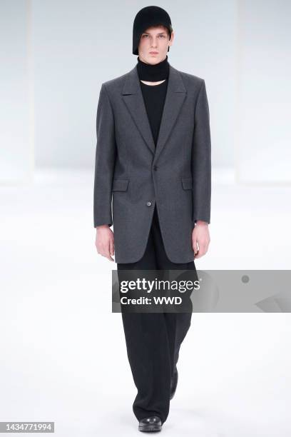 Model on the runway at Chalayan fall 2015 show at École nationale supérieure des Beaux-Arts.