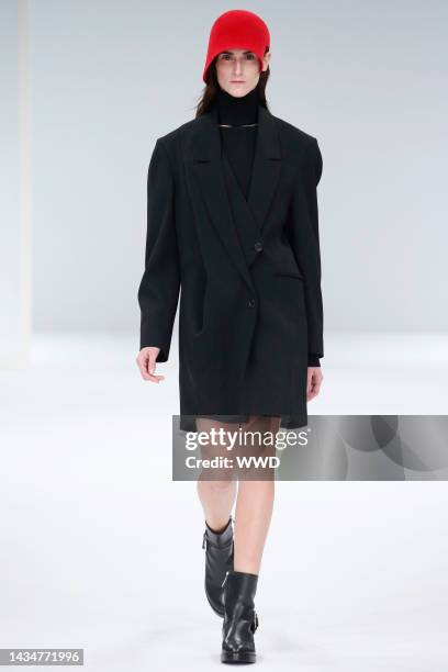 Model on the runway at Chalayan fall 2015 show at École nationale supérieure des Beaux-Arts.