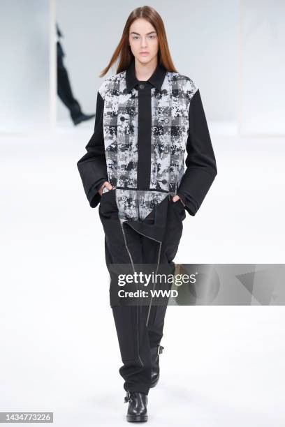 Model on the runway at Chalayan fall 2015 show at École nationale supérieure des Beaux-Arts.