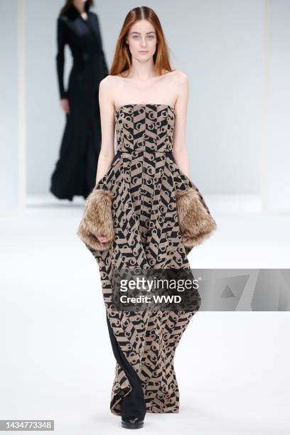 Model on the runway at Chalayan fall 2015 show at École nationale supérieure des Beaux-Arts.