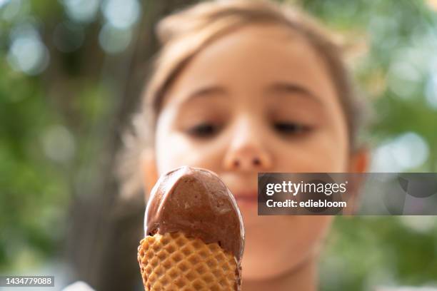 kids eating ice-cream - kid eating ice cream stockfoto's en -beelden