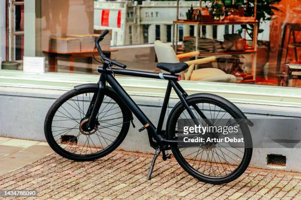 electric bike with modern design parked in the streets of amsterdam. - electric bike stockfoto's en -beelden