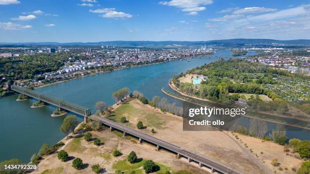 zusammenfluss von main und rhein, deutschland - panoramablick aus der luft - arbre main stock-fotos und bilder