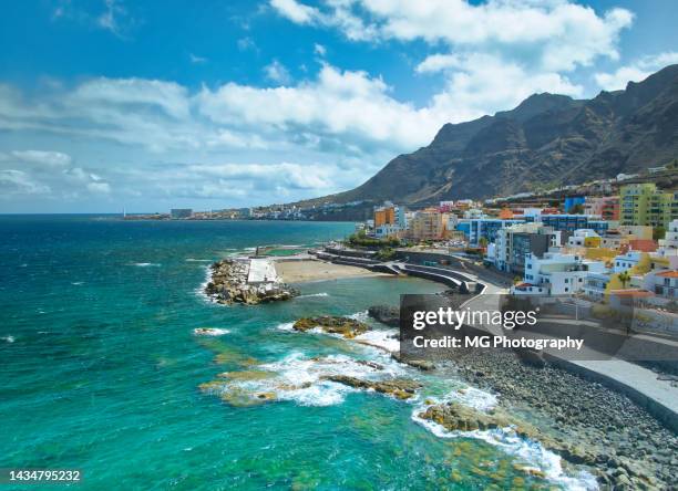 vista aérea de uma cidade chamada bajamar, tenerife - tenerife - fotografias e filmes do acervo