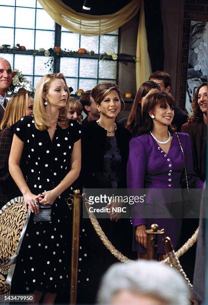 The One with the Lesbian Wedding" Episode 11 -- Pictured: Lisa Kudrow as Phoebe Buffay, Jennifer Aniston as Rachel Green, Marlo Thomas as Sandra Green