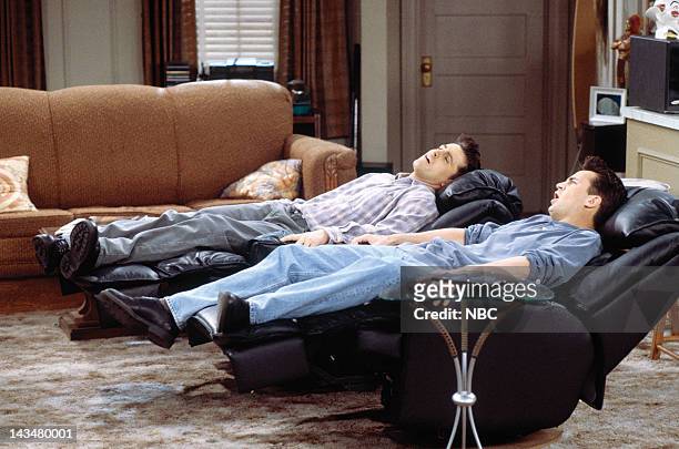 The One Where Ross and Rachel...You Know" Episode 15 -- Pictured: Matt LeBlanc as Joey Tribbiani, Matthew Perry as Chandler Bing