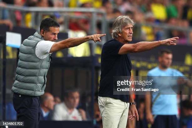 Manuel Pellegrini, Head Coach of Real Betis gives their team instructions during the LaLiga Santander match between Cadiz CF and Real Betis at...