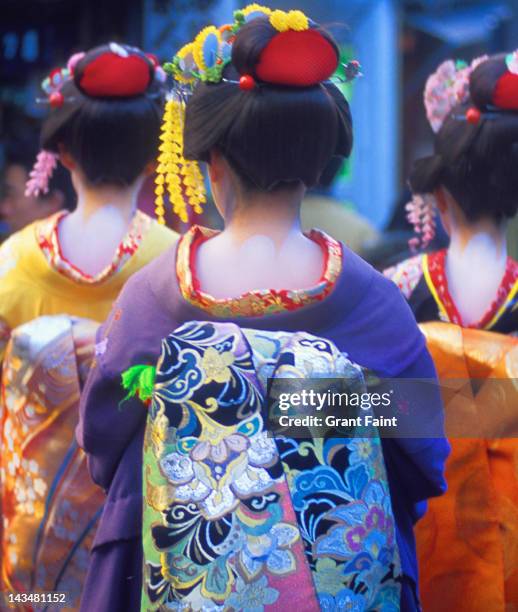 geisha walking in gion district of kyoto - gion stock-fotos und bilder