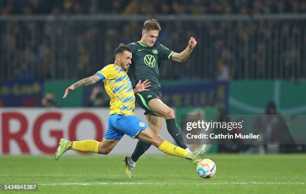 Robin Krausse of Eintracht Braunschweig and Mattias Svanberg of VfL Wolfsburg battle for the ball during the DFB Cup second round match between...